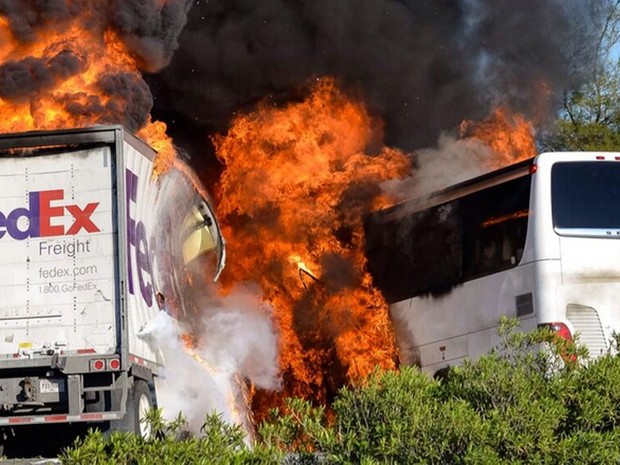 Acidente com ônibus escolar, carro e caminhão deixa mortos nos EUA Estudantes do ensino médio voltavam de jornada em Los Angeles (Foto: Jeremy Lockett/AP)