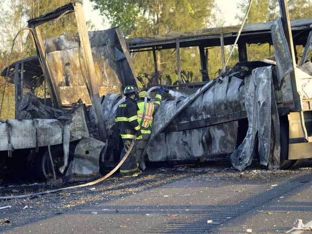 Perita da polícia local analisa destroços dos veículos envolvidos no acidente. (Foto: Dan Reidel / Chico Interprise Record / via Reuters)