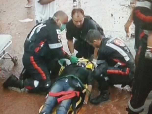 Equipe do Samu trabalha no resgate de ferida em desabamento de tenda para cirurgia de catarata no DF (Foto: TV Globo/Reprodução)