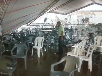 Estrutura de tenda para cirurgia de catarata no DF, após desabamento (Foto: TV Globo/Reprodução)