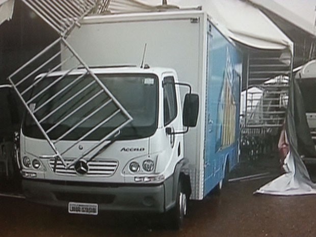 Caminhão da "Redação Móvel", atingido durante desabamento de tenda para cirurgia de catarata no DF (Foto: TV Globo/Reprodução)