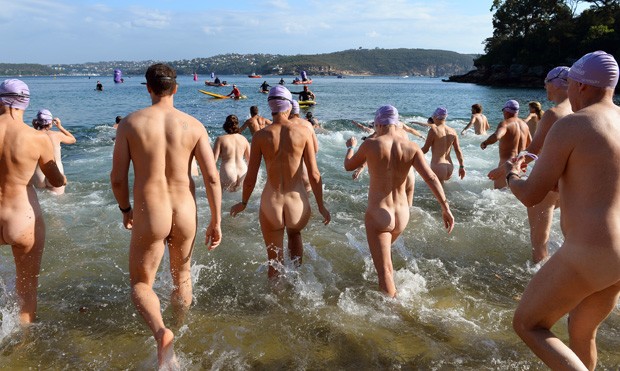 Australianos caem no mar sem roupa para prova de natação (Foto: William West/AFP)