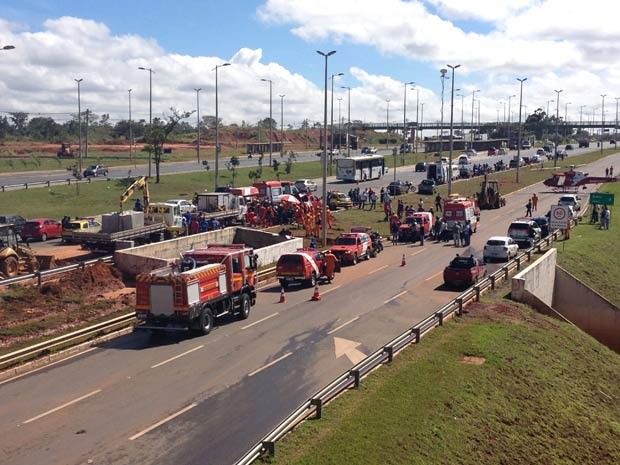 Bombeiros fazem atendimento a feridos em rompimentom de adutora na EPTG, no viaduto que dá acesso ao Jóquei (Foto: Lucas Salomão/G1)