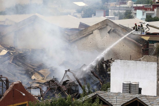 Equipes de emergência tentam apagar fogo em depósito em Buenos Aires. Sete bombeiros e dois integrantes da Defesa Civil morreram no combate às chamas nesta quarta-feira (5) (Foto: Enrique Marcarian/Reuters)