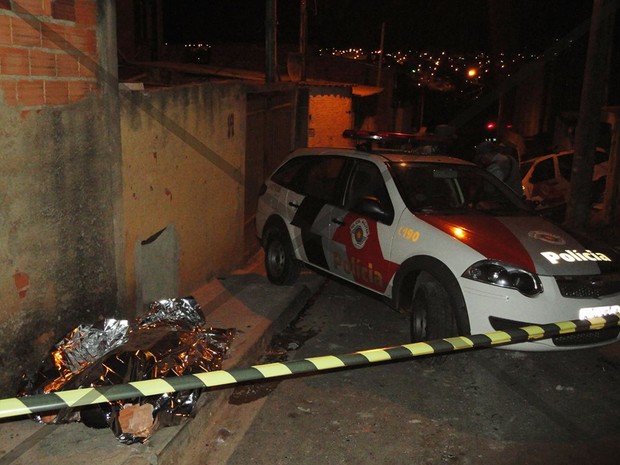 Caminhoneiro atropelou um motociclista, depois matou o pai da primeira vítima prensado no muro e, ainda, deixou rastro de destruição (Foto: Rafael Sarti)