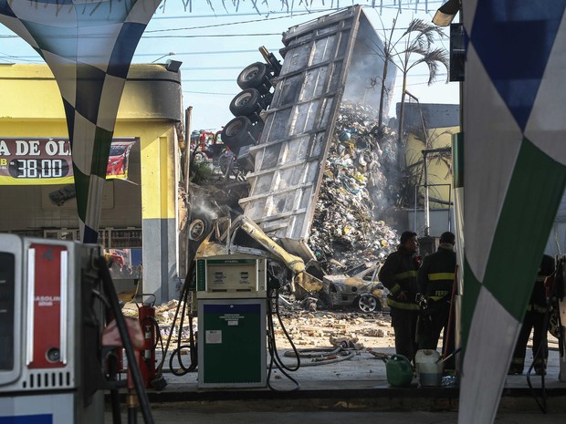 Caminhão tombou e provocou incêndio em um posto de combustível na Zona Leste de São Paulo. (Foto: William Volcov/Brazil Photo Press/Estadão Conteúdo)