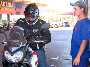 Frentistas deixam de pedir para que clientes retirem o capacete (Foto: Pauloi Chiari/EPTV)