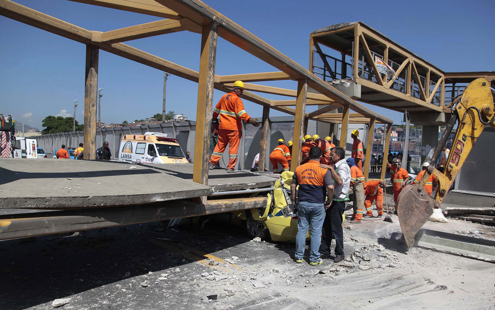 Técnicos da Defesa Civil trabalham no local da tragédia