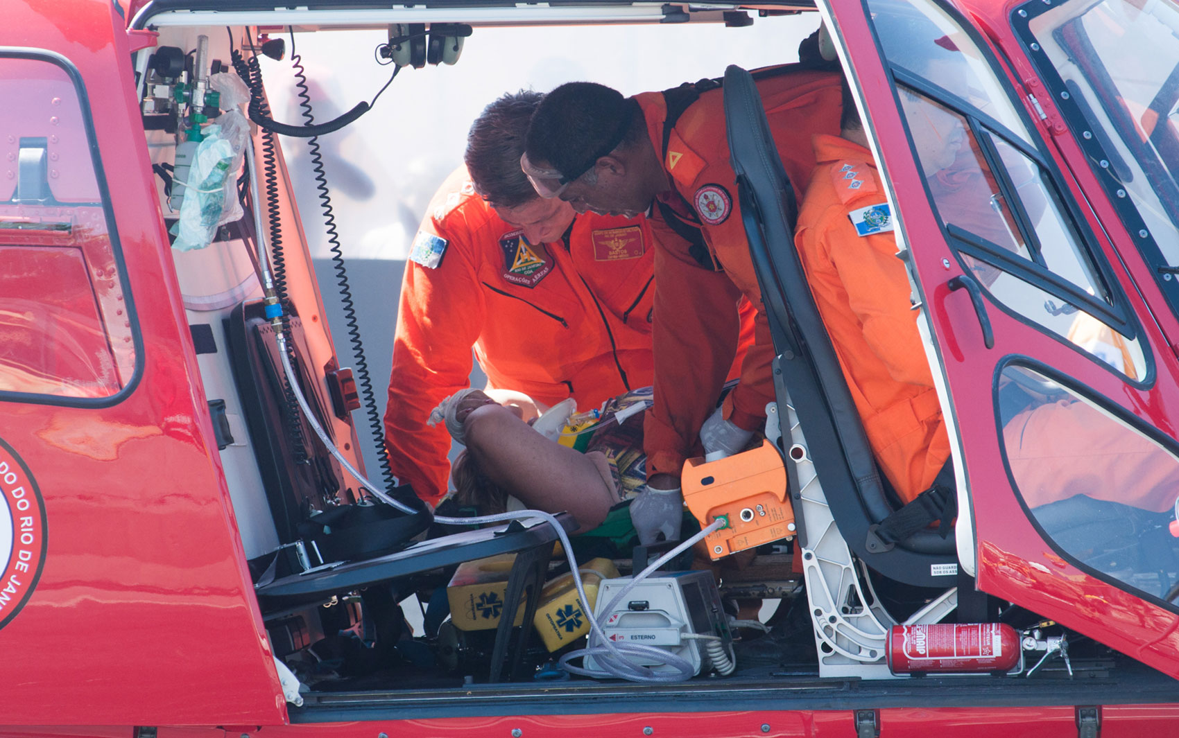 Vítima retirada de carro atingido por passarela é socorrida em helicóptero dos bombeiros