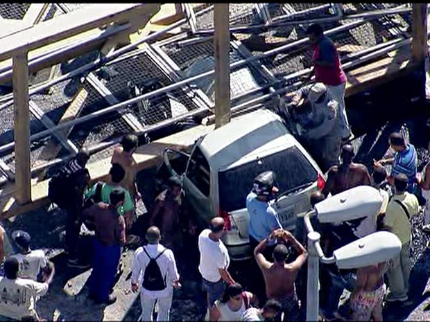 Carreta derruba passarela e deixa feridos no Rio (Foto: Reprodução)