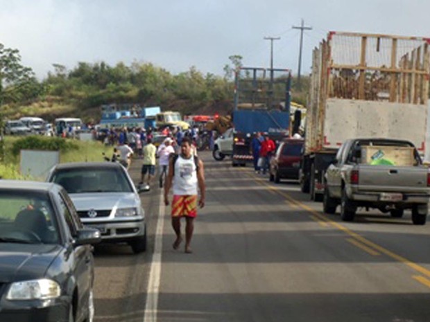 Acidente deixa o trânsito lento na BR-110 (Foto: Carlos Alberto/ site Aragão Notícias)