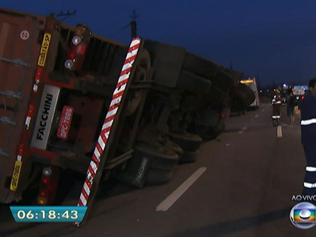 Carreta tomba na Marginal Pinheiros, após a Ponte Eusébio Matoso (Foto: Reprodução/TV Globo)