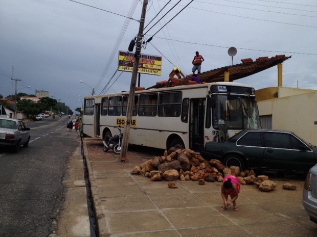 Ônibus desgovernado arrastou um carro por oito metros em Teresina (Foto: Gil Oliveira/G1)