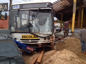 Acidente assustou moradores do local (Foto: Gil Oliveira/G1)