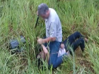 Homem atacou a mulher com faca, e depois foi preso (Foto: Reprodução/RBS TV)