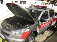 Revoltado com prisão de comparsa, menor incendeia viatura na PB