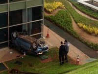 Carro capota e invade gramado do Congresso, em Brasília