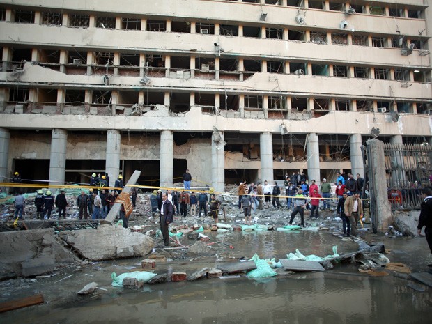 Um carro-bomba atingiu a sede da polícia egípcia no centro do Cairo nesta sexta-feira (24). (Foto: Khalil Hamra/AP)