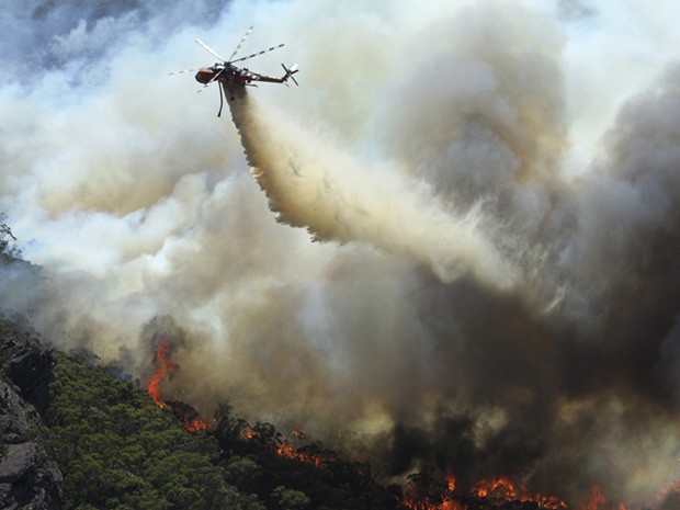 Incêndio florestal na Austrália. (Foto: Country Fire Authority/AP)