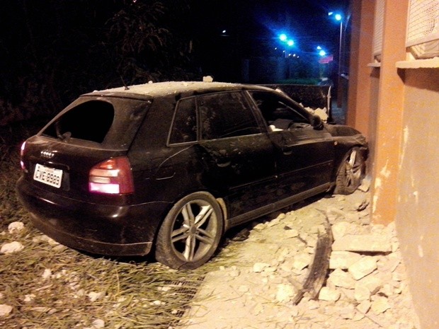 Motorista não conseguiu fazer a curva e atingiu o muro (Foto: Divulgação / Polícia Militar)