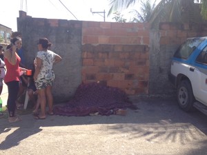 Corpos encontrados no bairro Jardim Nova Era, em Nova Iguaçu (Foto: Guilherme Brito/G1)