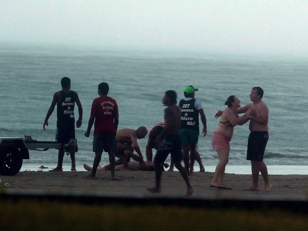 Mulher que estava acompanhando a vítima na praia se desespera com a cena (Foto: Rogério Soares  / Jornal A Tribuna)