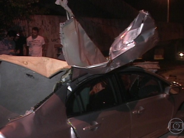 Carro onde estava a filha do cantor Giovani após acidente (Foto: Reprodução TV Globo)