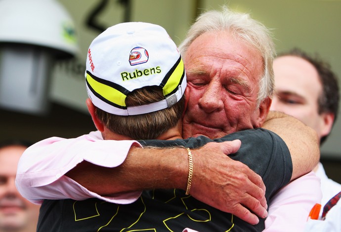 John Button e Rubens Barrichello durante a festa do título de Jenson Button, em 2009 (Foto: Getty Images)