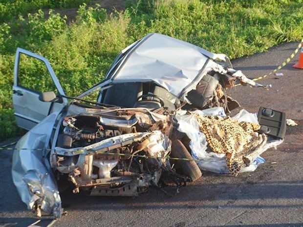 Motorista morreu depois que carro de passeio bateu de frente com caminhão. (Foto: MT Notícias)