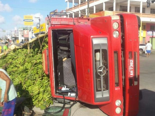 Caminhão tombou no início da manhã deste domingo no Centro de Aracaju (Foto: Cícero Mendes/Arquivo Pessoal)