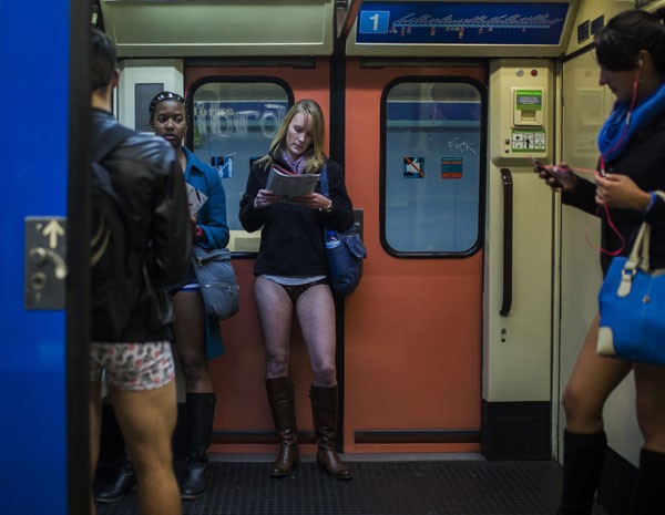 Mulheres participam do dia sem calças, que ocorre pelo 5º ano em Madri, na Espanha (Foto: Andres Kudacki/AP Photo)