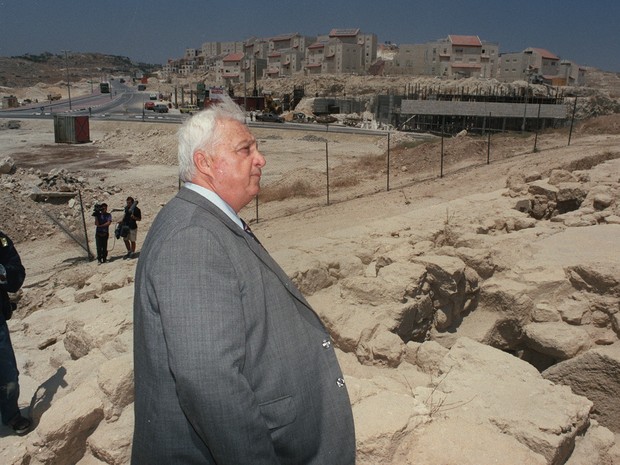 Ariel Sharon visita obras em bairro judeu de Jerusalém Oriental em fotografia sem data. (Foto: AFP)