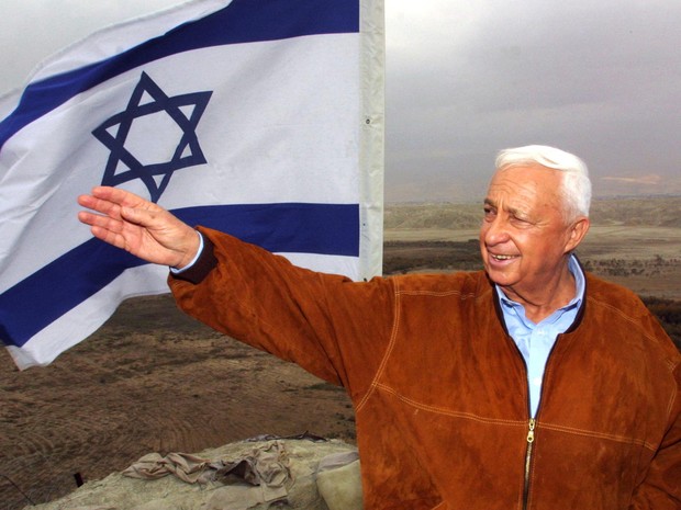 Ariel Sharon durante visita a um mirante exército no Vale do Rio Jordãoem 2001. (Foto: Philippe Desmazes/AFP)