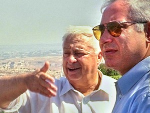 Em foto de 22 de julho de 1997, Ariel Sharon aparece ao lado de Benjamin Netanyahu, durante uma viagem na Cisjordânia. (Foto: AFP)