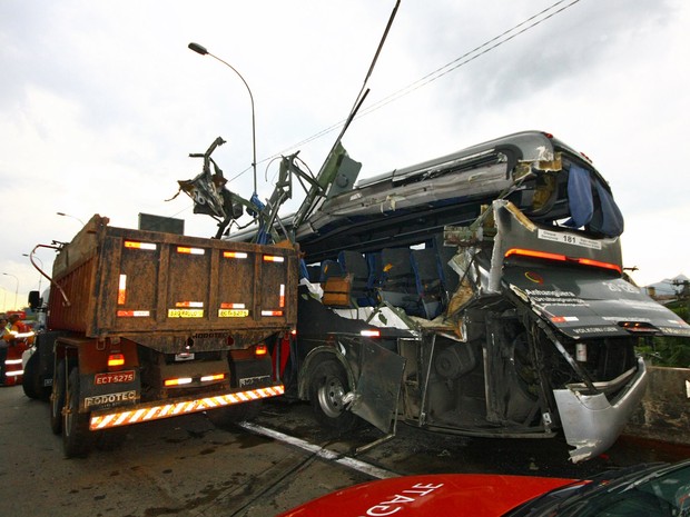 Caminhão bate em lateral de ônibus na tarde desta sexta-feira (10) no km 18 da Rodovia Castello Branco, em Osasco, na Grande São Paulo, no sentido Interior (Foto: Aloisio Mauricio / Brazil Photo Press)