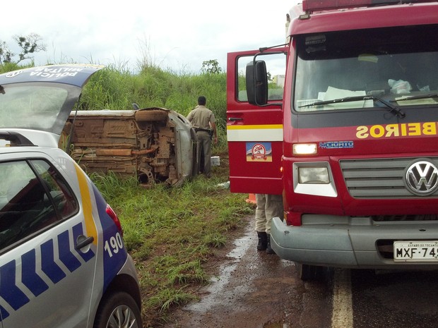 Bombeiros fazem resgate de motorista depois de capotamento na TO-080 (Foto: Divulgação/Bombeiros TO)