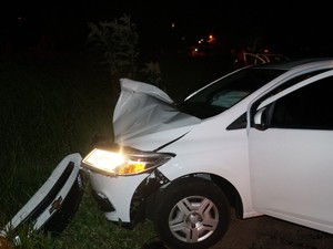 Carro dirigido pelo motorista que invadiu a pista contrária (Foto: Marcelo Carboni)