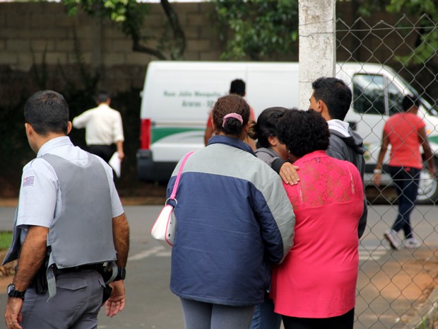 Família chora morte de casal  (Foto: Fabio Rodrigues/G1)