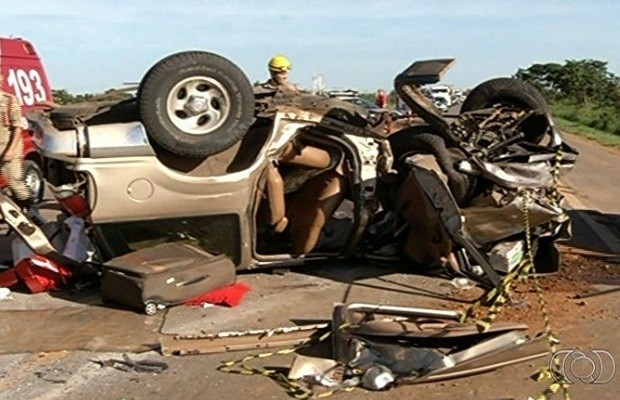 Veículo ficou destruído após acidente na BR-040, em Luziânia, Goiás (Foto: Reprodução/ TV Anhanguera)