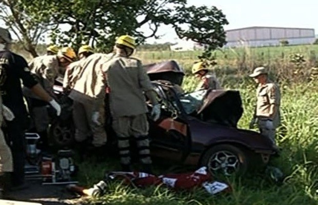 Seis pessoas estavam no GM Monza, em Luziânia, Goiás (Foto: Reprodução/ TV Anhanguera)