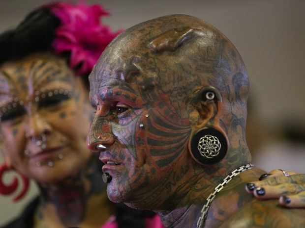 Casal de uruguaio e argentina pintou até os olhos com tatuagens (Foto: Rodrigo Gorosito/G1)