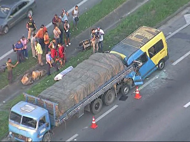 Acidente deixa mortos e feridos na Via Dutra (Foto: Reprodução/TV Globo)