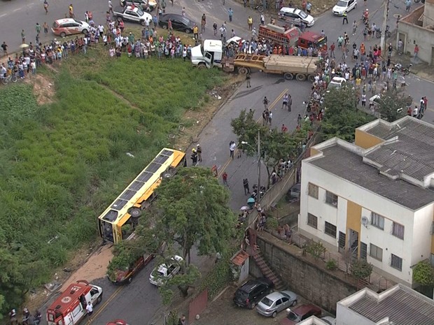 Acidente envolvendo ônibus e carreta no bairro Goiânia, em Belo Horizonte.  (Foto: Reprodução/TV Globo)