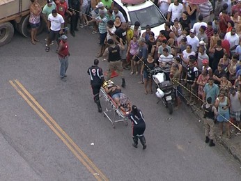 Socorristas fazem o resgate de um ferido no acidente, no bairro Goiânia, em BH.  (Foto: Reprodução/TV Globo)