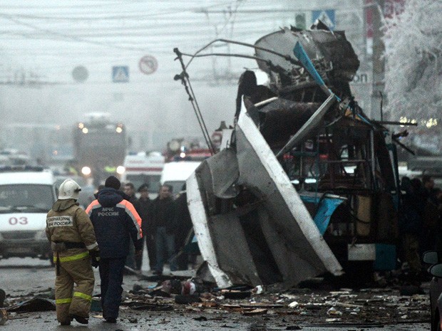 Trolebus foi alvo de uma bomba nesta segunda-feira (30), em Volgrado, na Rússia. (Foto: Sergei Karpov/Reuters)