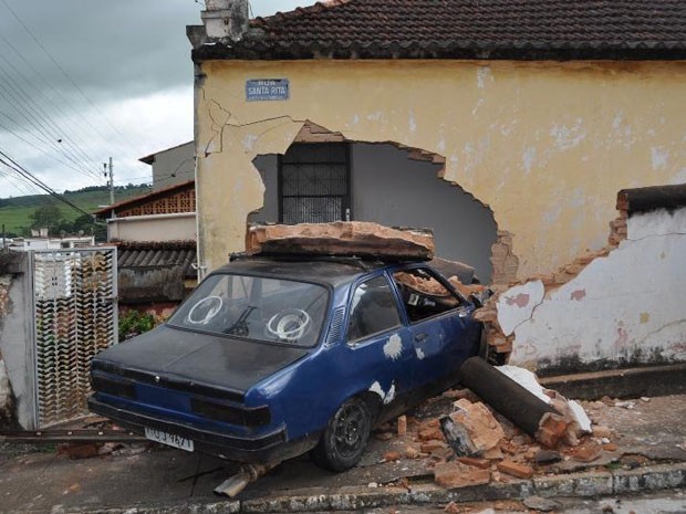 Carro derruba muro e invade casa em Lavras (Foto: Eduardo Cicarelli / Jornal de Lavras)