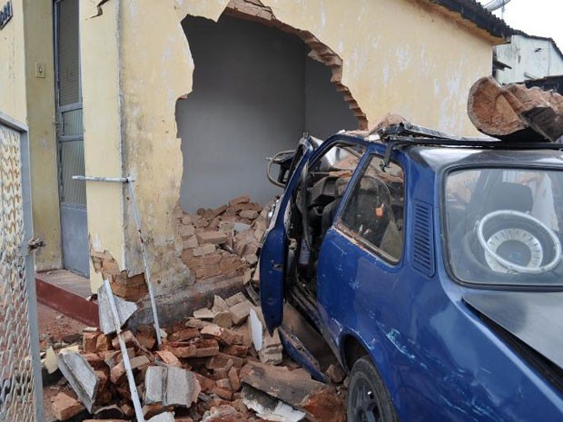 Muro e alpendre de casa ficaram destruídos em Lavras (Foto: Eduardo Cicarelli / Jornal de Lavras)