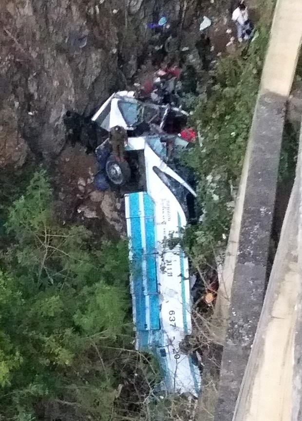 Ônibus é visto após queda de ponte na Tailândia, ao menos 29 pessoas morreram. (Foto: AFP)