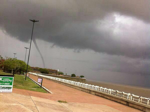 Tromba d&#39;água vista da orla de Macapá (Foto: Lucas Pereira de Lima/VC no G1)