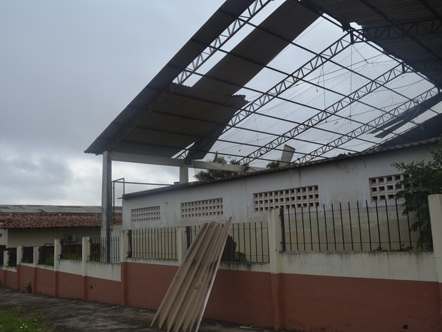 Telhado de escola foi arrancado com o vento (Foto: Dyepeson Martins/G1)